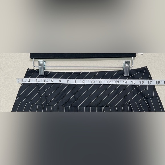 H & M Divided Blackwhite Striped Mini Skirt, Size 10 - Picture 4 of 7